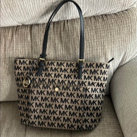 Michael Kors Black and Tan jet set tote bag measure 16 x 11 outside snap pocket - Picture 1 of 12